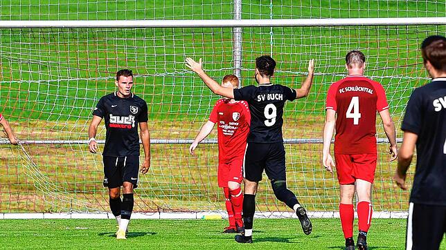 Entscheidung beim FC Schlüchttal: Dawid Armanowski (Nr 9) eilt Pascal Pecoraro entgegen. Der hat soeben den 2:0-Endstand für den SV Buch ...