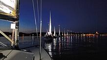 Bei der Segeldefilee im Rahmen des Hausherrenfestes Radolfzell entsteht am Sonntagabend eine Reihe von Segelbooten auf dem Wasser.