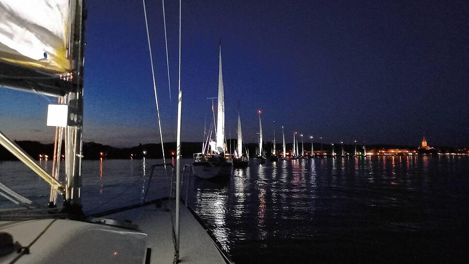 Bild : Wie eine leuchtende Perlenkette auf dem See