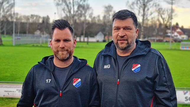 Christian Marcks (links), Trainer des FC Hohenfels-Sentenhart und Michael Goerigk, Vorsitzender des Clubs.