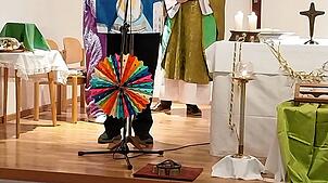 Ortsvorsteher und Stiegele Chatz Klaus Müller heißt die Besucher mit einer gereimten Begrüßung und mit „Narri-Narro“ willkommen. Bild: ...