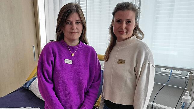 Helena Schneider (links) und Naomi Börsig sind Beleghebammen am Klinikum Konstanz. Beide haben jetzt mit Existenzängsten zu kämpfen.