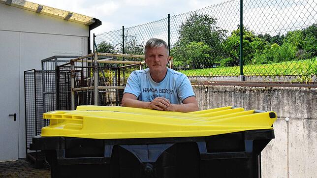 Roland Hildebrandt macht sich Sorgen, dass durch die Umstellung auf die Gelbe Tonne mehr Müll in der Natur entsorgt wird. Aber was gibt ...