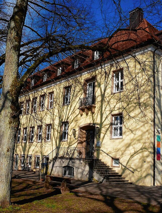 Viele Nutzer: Der Eingang zum Hauptgebäude der Musikschule Südschwarzwald in der Tiengener Breitestraße, die Schule teilt das Gebäude ...
