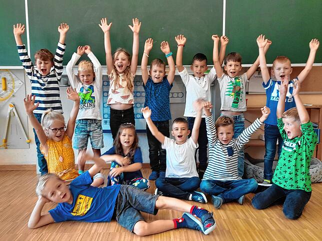 Die 13 Erstklässler der Grundschule Kirchen-Hausen freuen sich auf den Unterricht mit ihrem Klassenlehrer Markus Meier.
