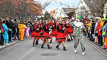 Der Bajazz und die Festdamen geben den Startschuss zum neu geprägten Aach-Linzer Umzug.