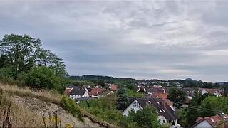 Blick von der Anhöhe an der Grundschule über Volkertshausen