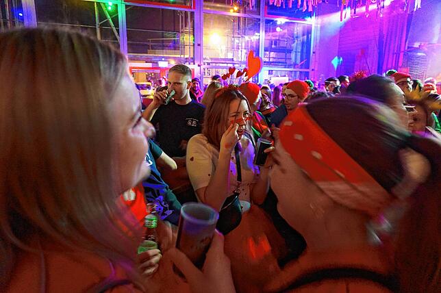 Bild 2: Hexenball Unadingen: Großes Spektakel mit Hexen, Geistern und anderen Narren