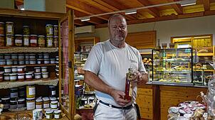 Martin Stoll vor der Verkaufstheke für Obst und Kuchen im Bauernladen in Küssaberg-Kadelburg.