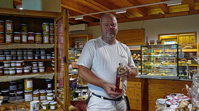 Martin Stoll vor der Verkaufstheke für Obst und Kuchen im Bauernladen in Küssaberg-Kadelburg.
