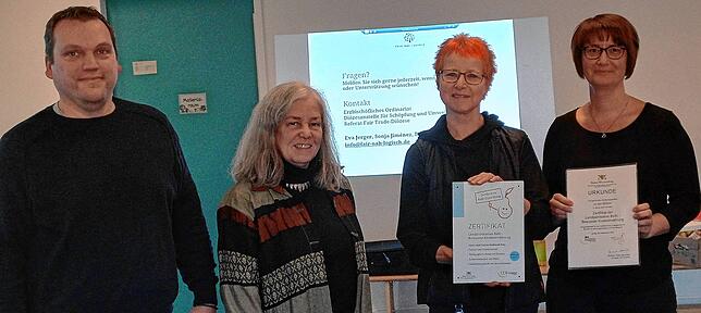 Alexander Wegerhof vom Landwirtschaftsamt Waldshut und Katrin Fackler vom Regierugnspräsidium Freiburg (zweite von links) überreichen ...