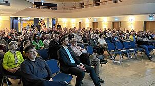 Viele Besucher in der Stadthalle interessieren sich für den Werkstattbericht zur Rettungsgrabung im Ziegeneschle II.