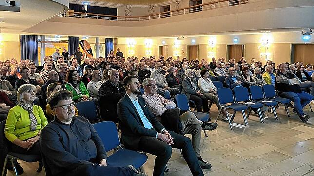Viele Besucher in der Stadthalle interessieren sich für den Werkstattbericht zur Rettungsgrabung im Ziegeneschle II.