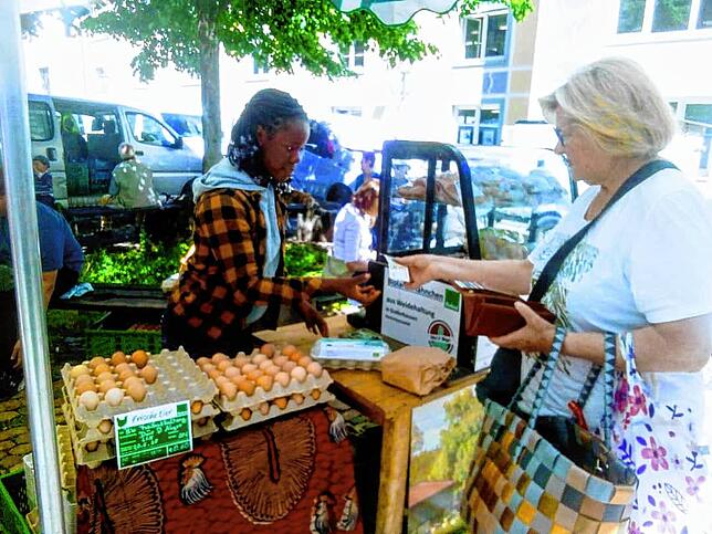 Christabel Miti: auf dem Wochenmarkt in Freiburg werden Eier vom Bio-Geflügelhof Dürr & Mager verkauft.
