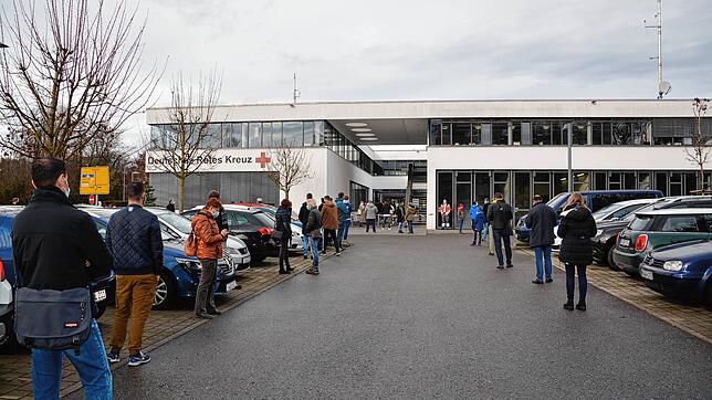 In Radolfzell bildete sich eine lange Schlange vor dem DRK-Testzentrum.