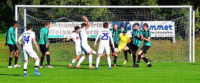 Bild 4: FC Zell übernimmt mit dem 2:1 beim FC Erzingen die Tabellenführung &ndash; und wir haben die Bilder!