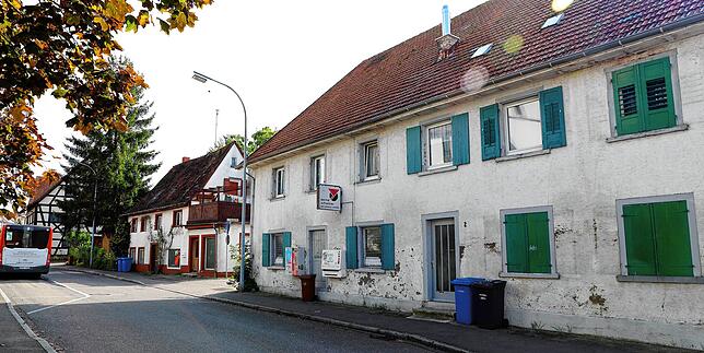 Sanierungsbedürftig, aber erhaltenswert: Die beiden Gebäude an der Litzelstetter Straße 4 (links im Bild) und Nummer 2 werden mit dem ...