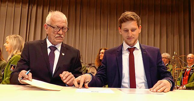 Bürgermeisterstellvertreter Ottmar Schober (links) mit dem neuen Bürgermeister Severin Rommeler bei der Amtseinsetzung. Im Hintergrund ...