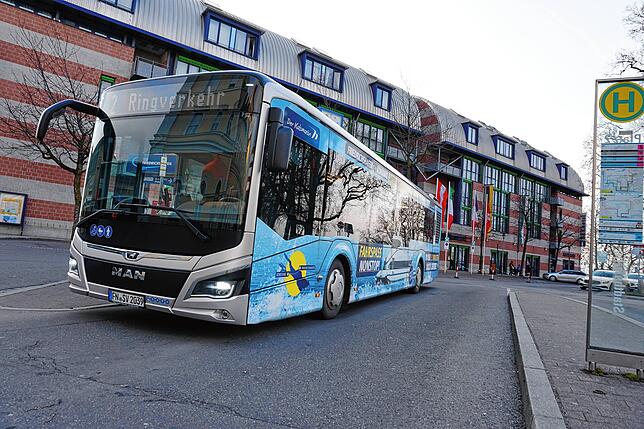 Stadtbus am Häfler Stadtbahnhof &ndash; noch sind sie Silber.