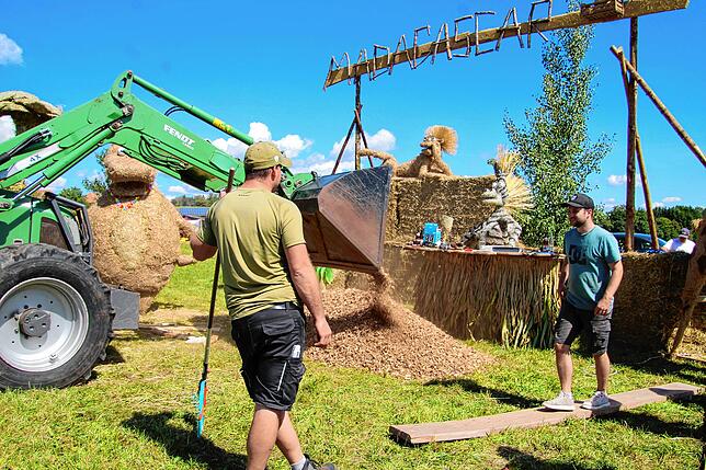 Bild 23: Aufbauarbeiten zum 11. Höchenschwander Strohskulpturen-Wettbewerb mit Bauernmarkt in Höchenschwand