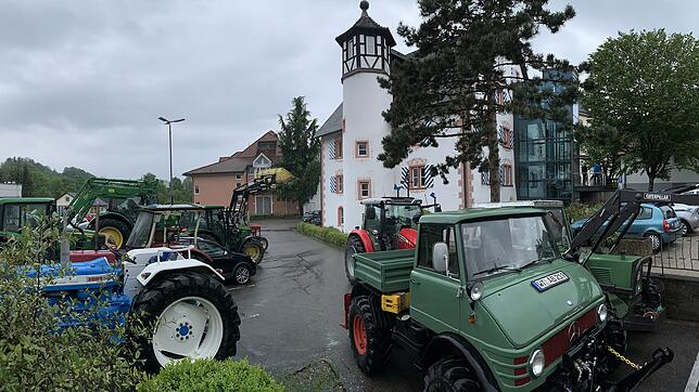 Mit einem Traktorenkorso machten sich die Bewohner des Enkendorfs am Dienstag auf den Weg zur Gemeinderatssitzung im Alten Schloss, um ...