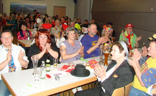 Einen unterhaltsamen Musikerball genießen rund 150 Gäste beim Musikerball zum Thema „Bahnhof Espasingen“.