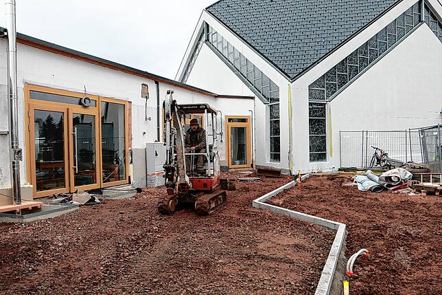 Große Glastüren führen vom Saal des Bürgerzentrums auf den Terrassenbereich, der, sobald es das Wetter zulässt, noch angelegt werden ...