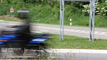 Ein Motorradfahrer gibt Vollgas. (Symbolbild)