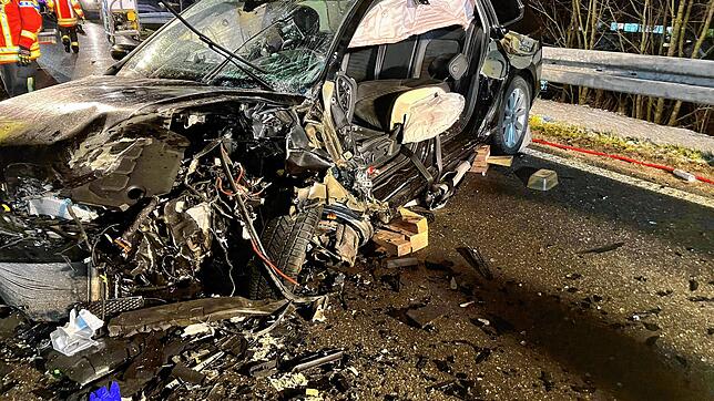 Völlig zerstört wird dieses Fahrzeug bei dem Unfall auf der Landesstraße Richtung Unterkirnach.