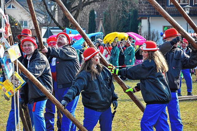 Bild 2: Narrenbaum in Leimbach – Umzug mit Tradition und Rast