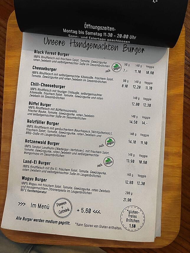 Die Speisekarte von Black Forest Burger. Von den acht Burgern lassen sich mit einer Ausnahme alle auch vegetarisch zubereiten. Drei ...