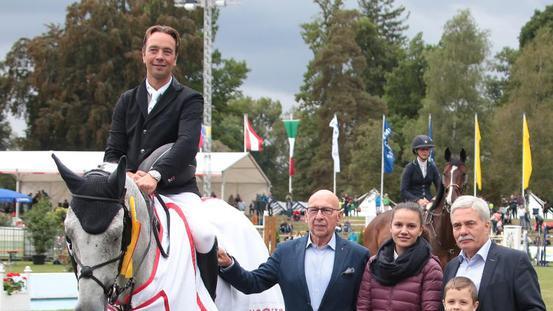Lars Bak Andersen aus Dänemark sichert sich in einem spannenden Stechen auf Carrasco das Championat von Donaueschingen. Es gratulieren ...
