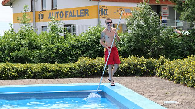 Eine der gute Seelen des Hubertshofener Freibads: Bademeister Marius Schorpp. Bild: Lutz Rademacher