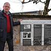 Gebhard Kaiser, Vorsitzender des Freundeskreises Jüdisches Leben in Waldshut-Tiengen, neben einer der vier neuen Tafeln auf dem ...