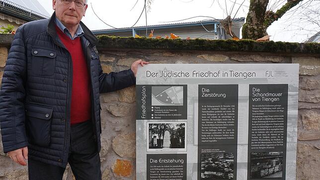 Gebhard Kaiser, Vorsitzender des Freundeskreises Jüdisches Leben in Waldshut-Tiengen, neben einer der vier neuen Tafeln auf dem ...
