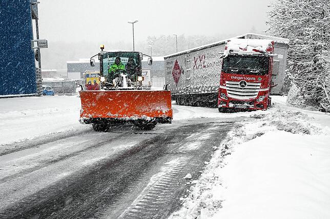 Nichts geht mehr der LKW kam am kleinen Berg ins Rutschen