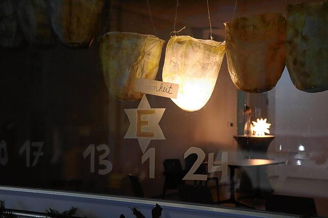 Am ersten Dezember, als dieses Foto entstand, wurde die erste Lampe im Fenster des Treffpunkts Horizont angezündet und der erste ...
