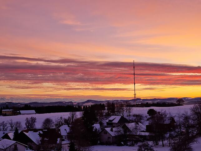 Sonnenuntergang am Abend vom 14. Dezember 2021 in Rickenabch-Bergalingen. Jeden Tag bietet sich ein neues Schauspiel am Abendhimmel. Wir ...