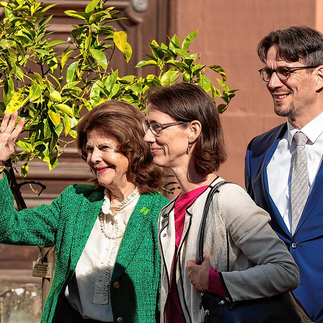 (Archivbild) Königin Silvia von Schweden mit Bettina Gräfin Bernadotte und Björn Graf Bernadotte beim Gang durch den Schlosshof. Dort ...