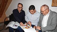 Architekt Thomas Kistenfeger (von links), Kai Isele, Geschäftsführer des Bauträgers Isele Planbau, und Bürgermeister Rudolf Fluck ...