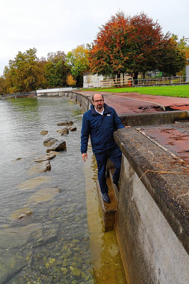Die Mauer muss weg: Landschaftsarchitekt Christian Seng demonstriert die Höhe des Bauwerks, das einer flachen Böschung weichen wird.