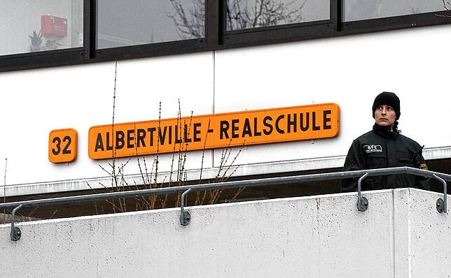 Eine Polizeibeamtin steht an der Albertville-Realschule in Winnenden. Ein Amokläufer hatte im März 2009 15 Menschen und später sich ...