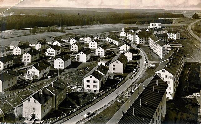 Das neue Wohnviertel an der St. Georgener Straße in den 1960er Jahren, ganz hinten steht die Jugendherberge.
