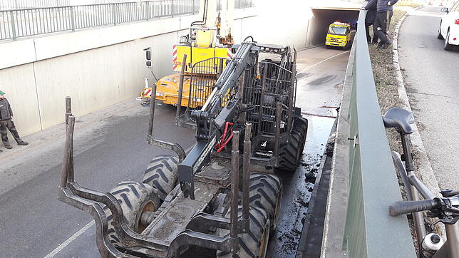 Aus Richtung Dogern kam die Forstmaschine, die vor der Unterführung der Kolpingbrücke in Waldshut in Brand geriet. Der Vorfall löste am ...