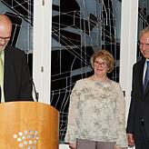 Hermann Dimmeler (links) überrascht den frisch wiedergewählten Vorsitzenden Karl Megerle und seine Frau Gabi beim Winzertrunk mit der ...