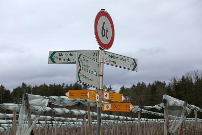 Die Beschilderung an der Abzweigung nahe der Gemarkungsgrenze zeigt die Fahrmöglichkeiten über Gemeindeverbindungsstraßen westlich von ...