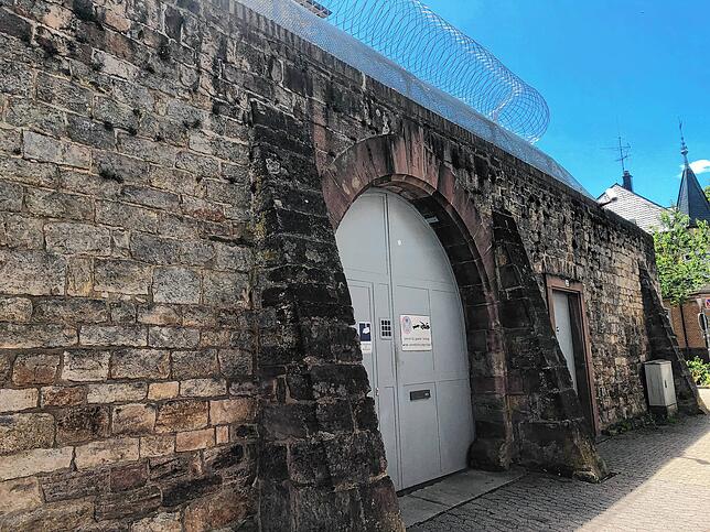 Bild 3: Corona in der Justizvollzugsanstalt: Seit Montag dürfen die Insassen des Gefängnisses in Villingen wieder Besuch empfangen &ndash; der Kampf gegen Covid-19 geht aber weiter.