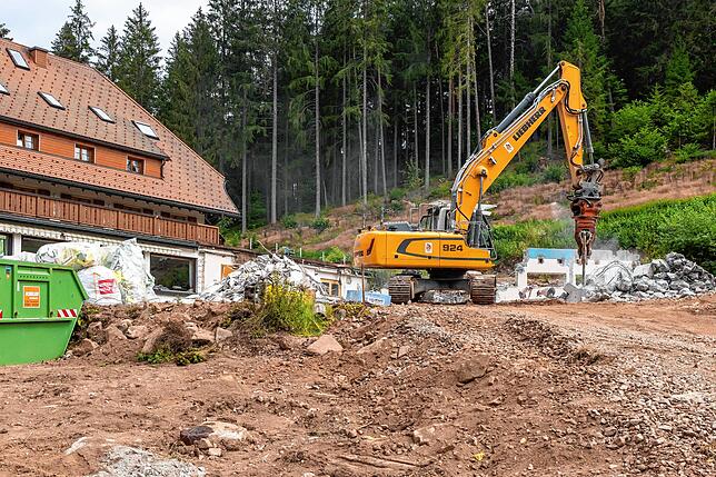 Die Bagger sind an der „Schlüchtmühle“ in Aktion. Das Seminarzentrum gehört bereits der Vergangenheit an.