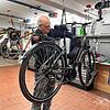 Wichtig für E-Bike-Fahrer: Sobald Sie irgendetwas an Ihrem Bike richten oder prüfen möchten, bauen Sie bitte unbedingt vorab den Akku aus.