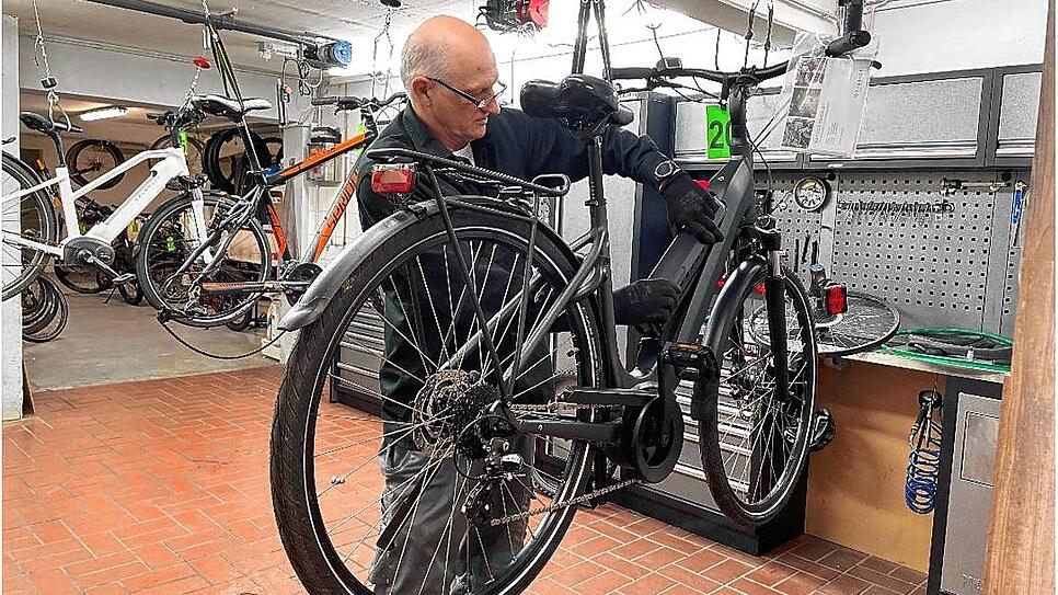 Wichtig für E-Bike-Fahrer: Sobald Sie irgendetwas an Ihrem Bike richten oder prüfen möchten, bauen Sie bitte unbedingt vorab den Akku aus.
